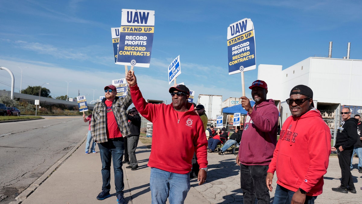 UAW and automakers should fight Washington, not each other
